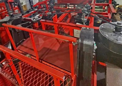 Sistema de movimentação da máquina através de roldanas e correias, de simples operação e fácil manutenção.